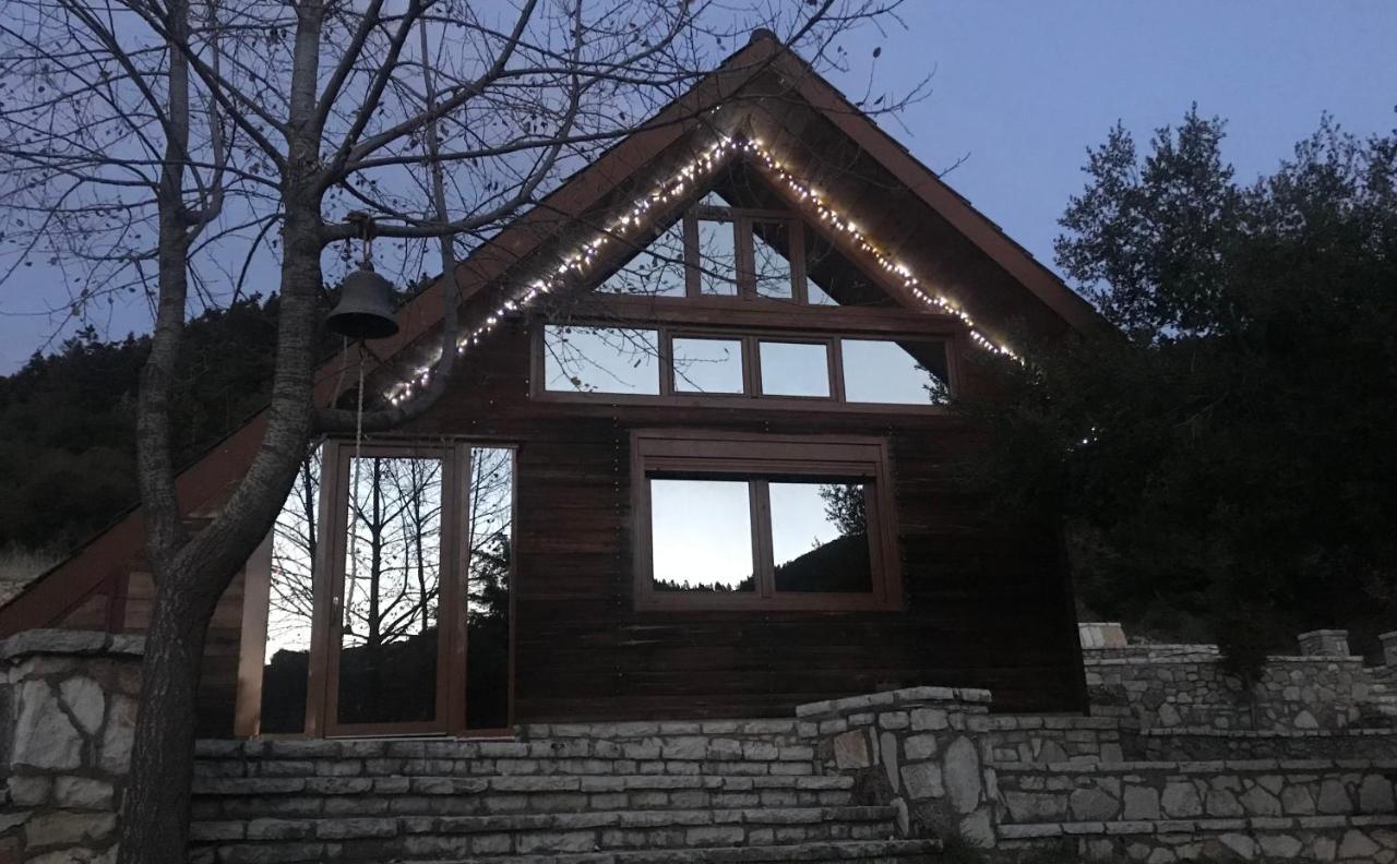 Chalet In The Forest Калаврита Экстерьер фото