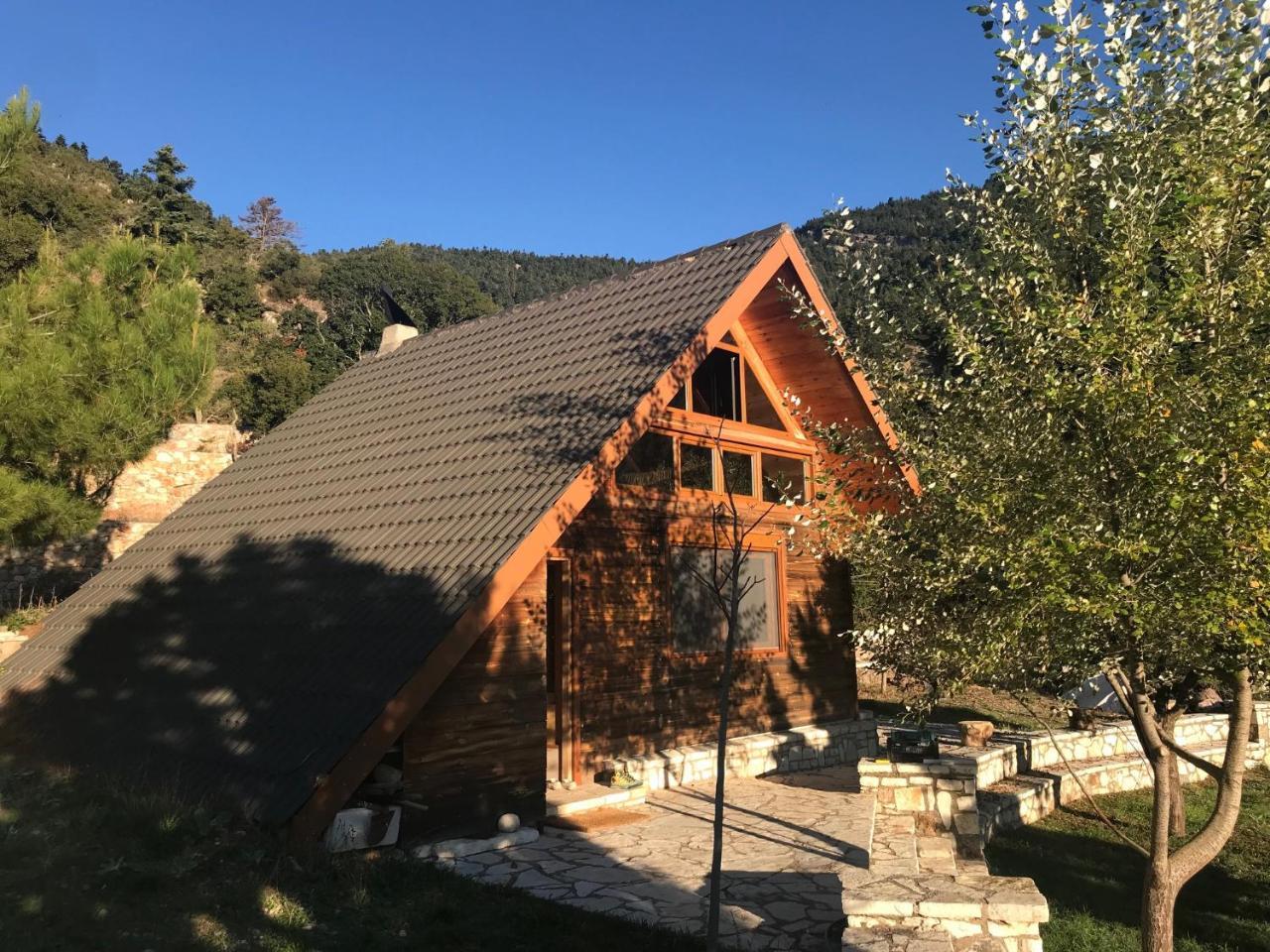 Chalet In The Forest Калаврита Экстерьер фото