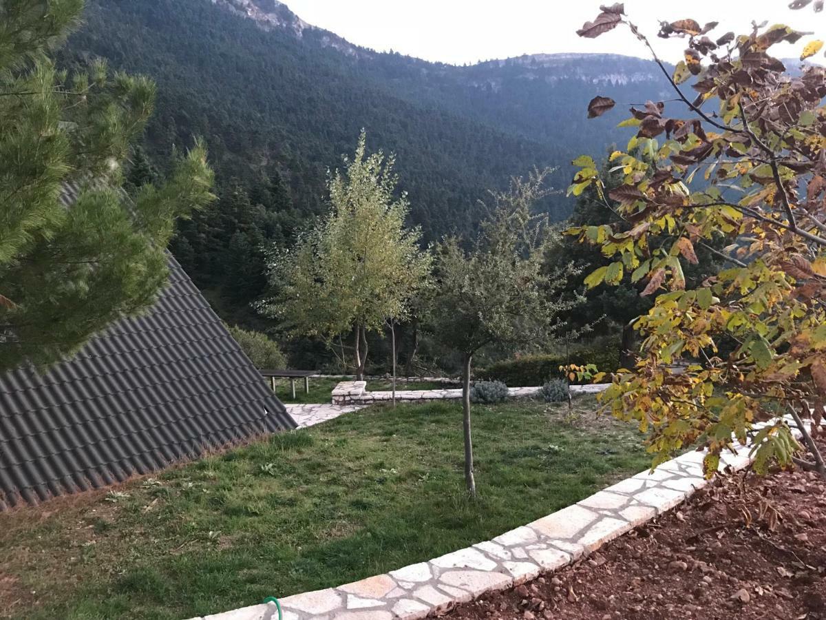 Chalet In The Forest Калаврита Экстерьер фото